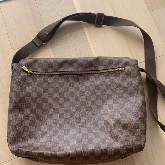 Authentic Louis Vuitton Men Messenger Shoulder Bag - Picture 4 of 10